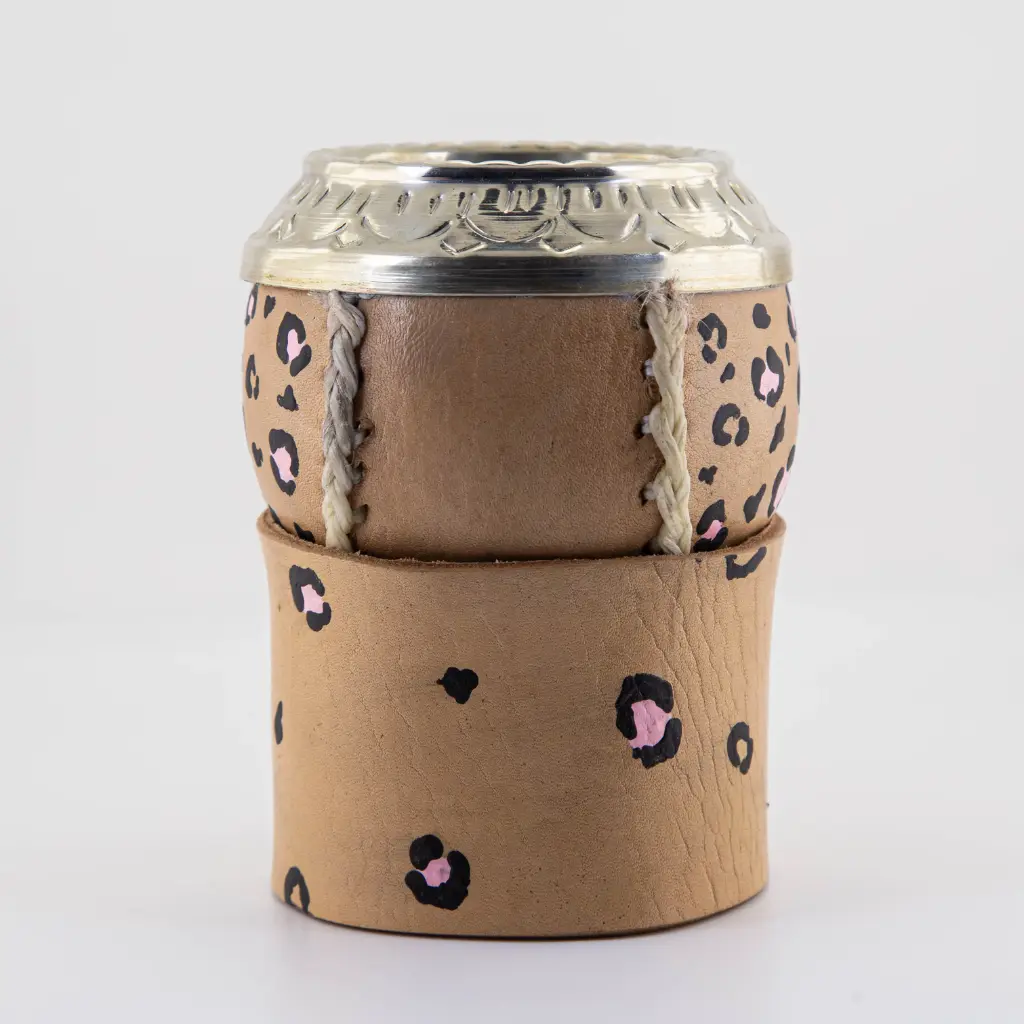 art. m048 Mate Uruguayo de cuero vaqueta pintado calabaza con virola tallada de alpaca cocido con tiento y base de cuero pintada
