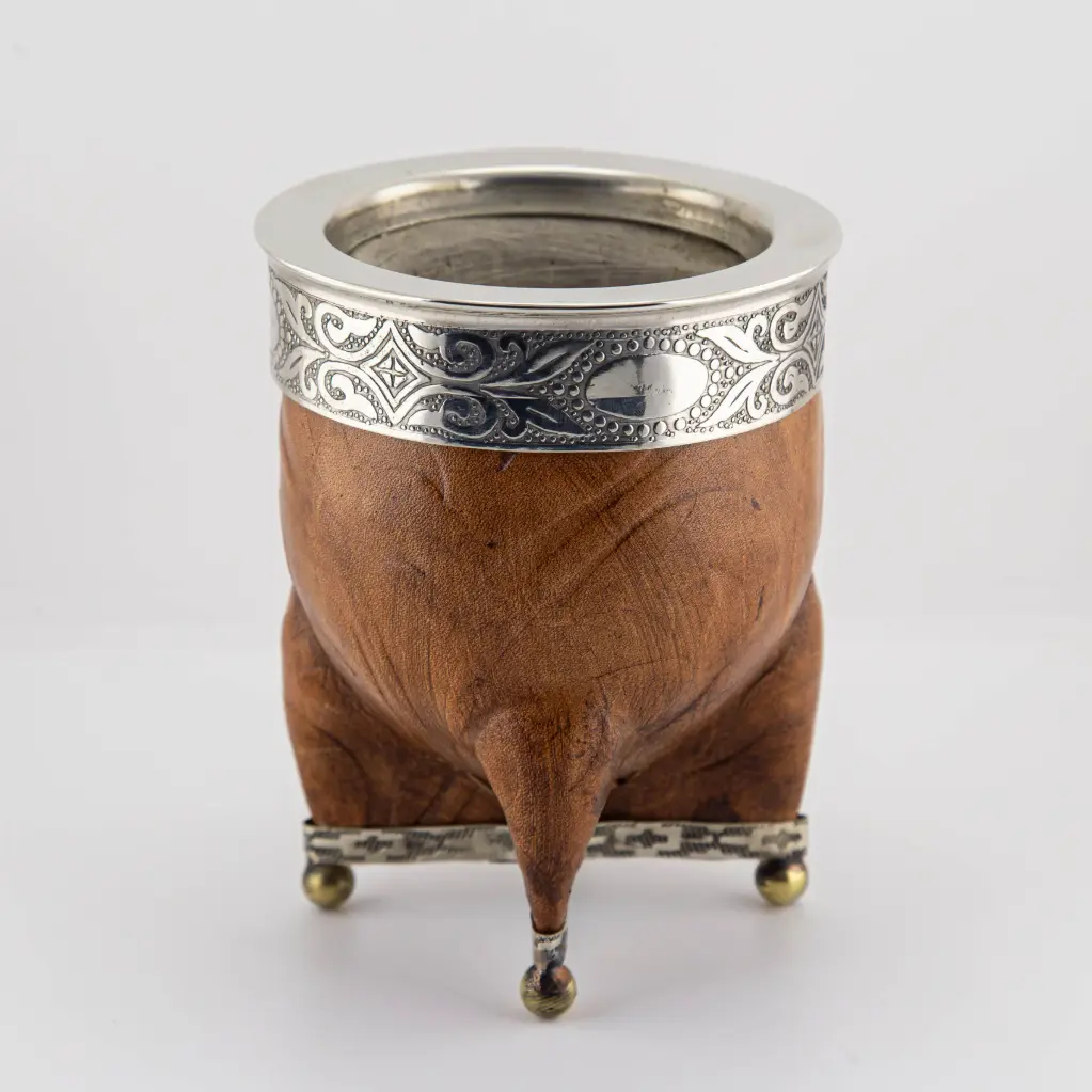 Mate Imperial de cuero tallado calabaza con virola y doble fleje de alpaca con bolitas (pie y cuello) y pie de elefante (Negro)