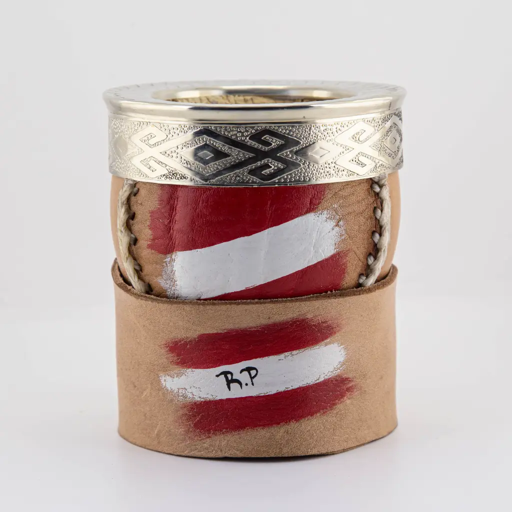 art. m060 Mate Uruguayo de cuero vaqueta pintado calabaza con virola y fleje de alpaca cocido con tiento y base de cuero pintada