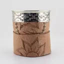 art. m062 Mate Uruguayo de cuero vaqueta tallado calabaza con virola y fleje de alpaca cocido con tiento y base de cuero tallado